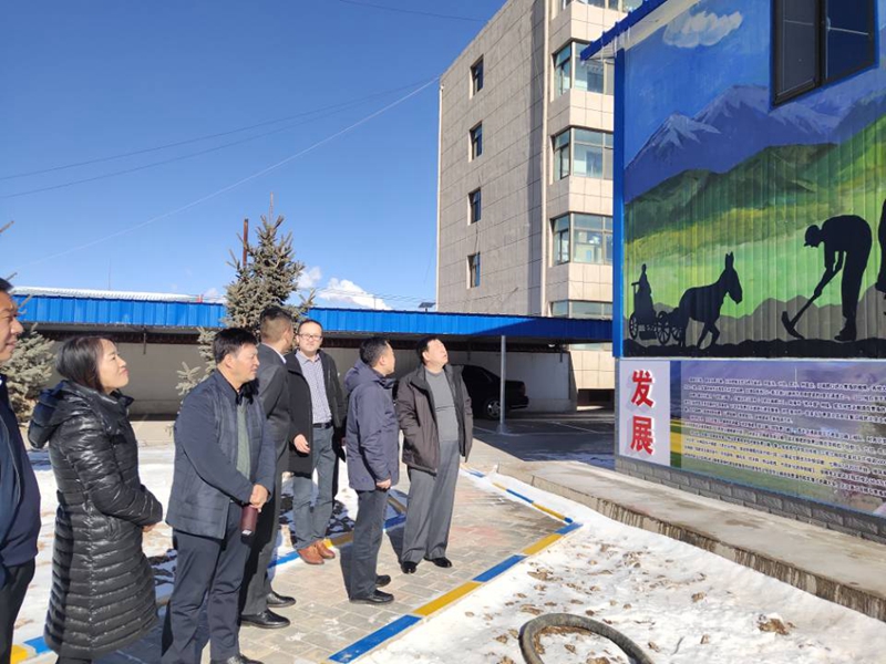 1577437867185403.jpg 1巡察组一行参观民乐公路段文化墙.jpg